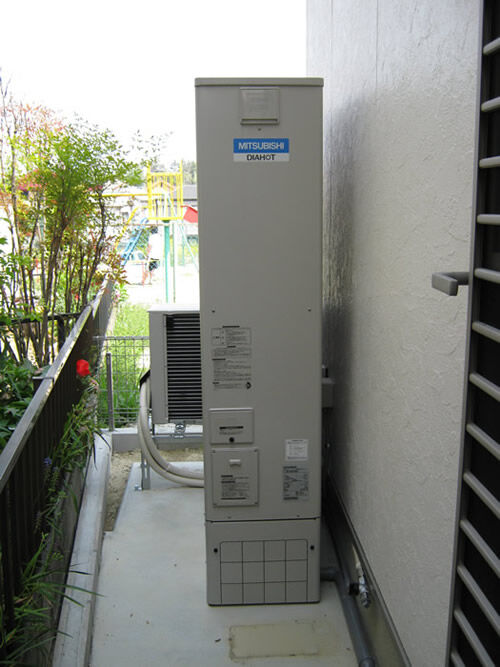 ヒートポンプを架台付きで設置したエコキュート