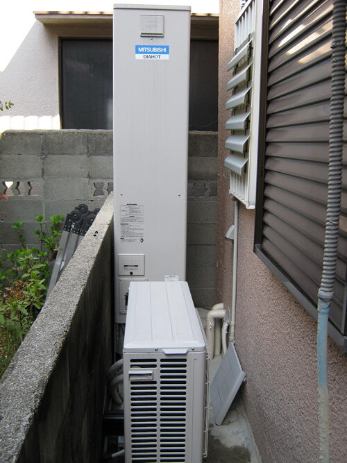 住宅の外壁沿いに設置したエコキュート